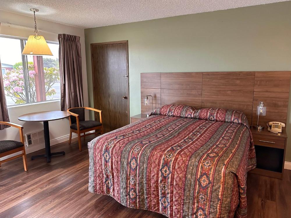 Deluxe Queen Room interior